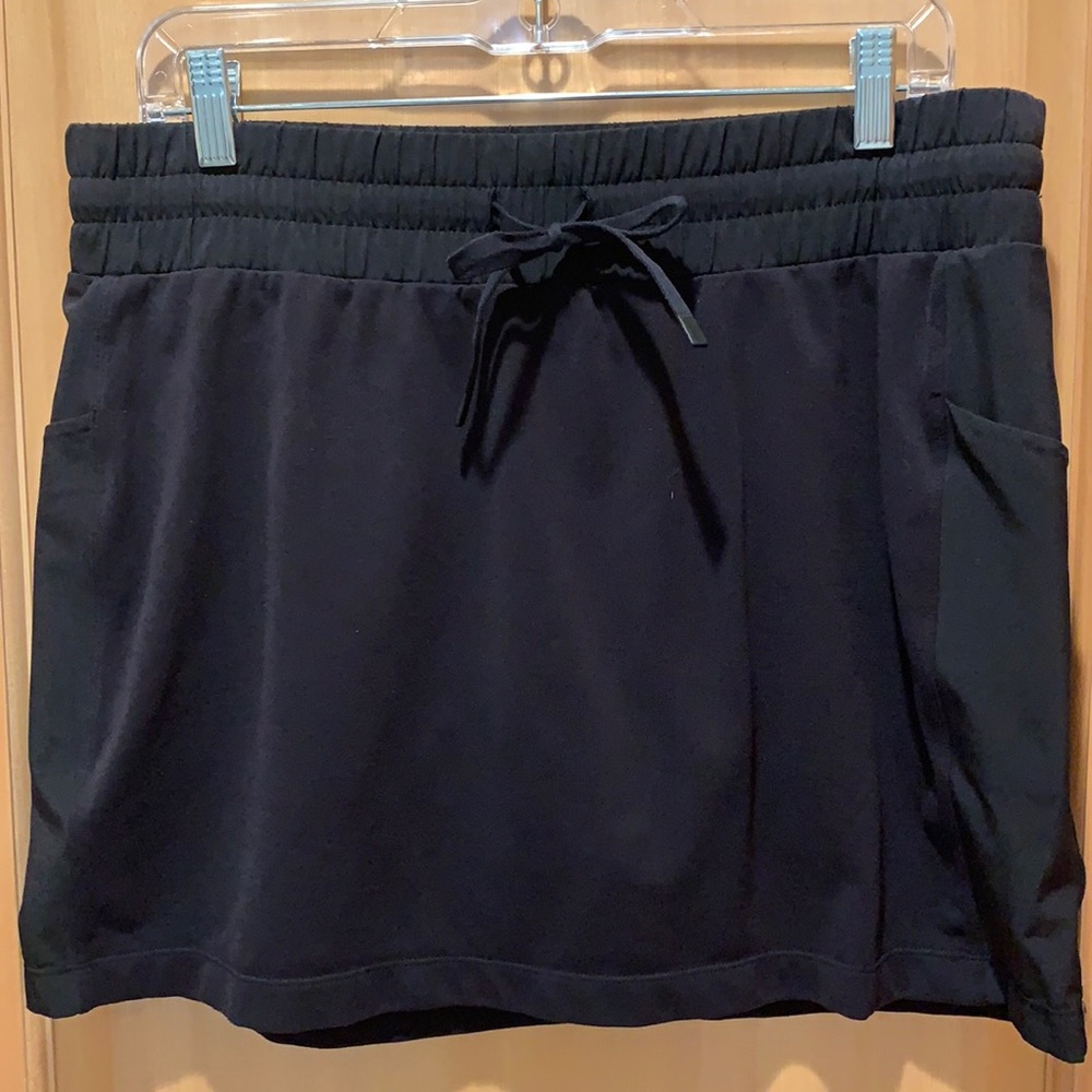 Athleta skort in size medium with side pockets.